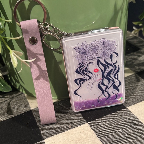 Stylish Glitter Mirror with Artistic Design - Picture 4 of 5